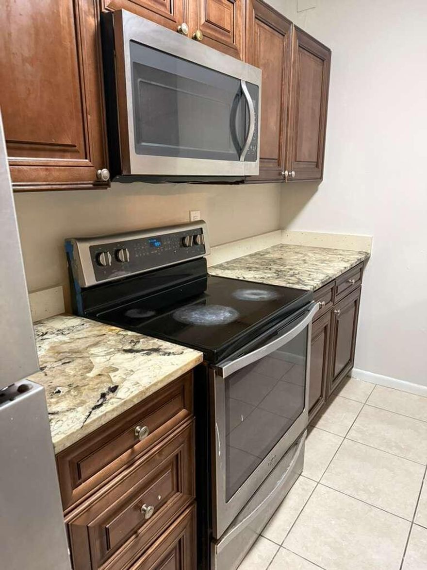 INVESTOR'S DREAM! BEAUTIFUL 3/2 GROUND FLOOR UNIT WITH TILE FLOORS, FRESHLY PAINTED INTERIOR, AND A LARGE SCREENED-IN PATIO PERFECT FOR RELAXING. THIS WELL-MAINTAINED UNIT FEATURES A NEW AC AND UPDATED SHOWERS. LOW ASSOCIATION FEE OF ONLY $470/MONTH AND NO SPECIAL ASSESSMENTS. GREAT LOCATION CLOSE TO SHOPPING, RESTAURANTS, AND MAJOR ROADS. EASY TO RENT, MAKING IT A PERFECT OPPORTUNITY FOR INVESTORS OR PRIMARY HOMEOWNERS.