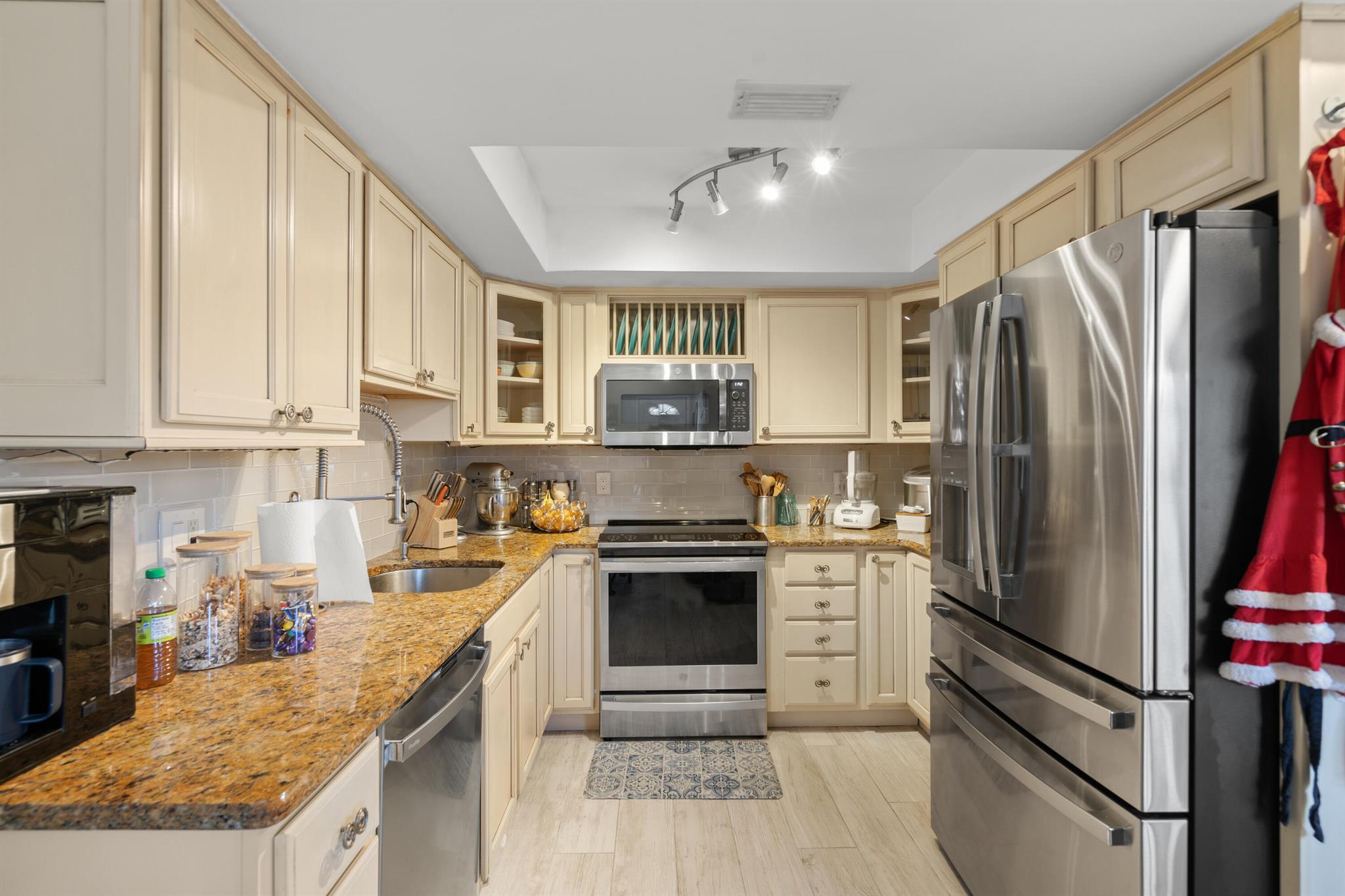 El Lago - Residential