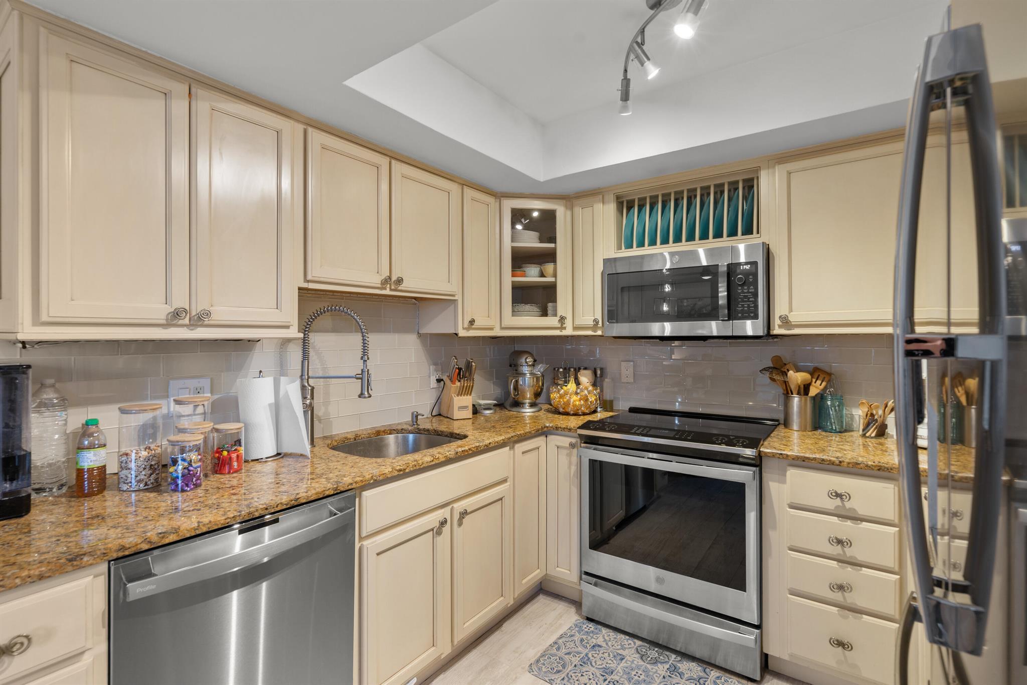 El Lago - Residential