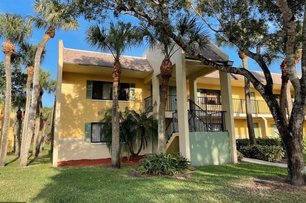 Photo of 901 Meadows Circle #901, Boynton Beach, FL 33436 (MLS # R10733900)