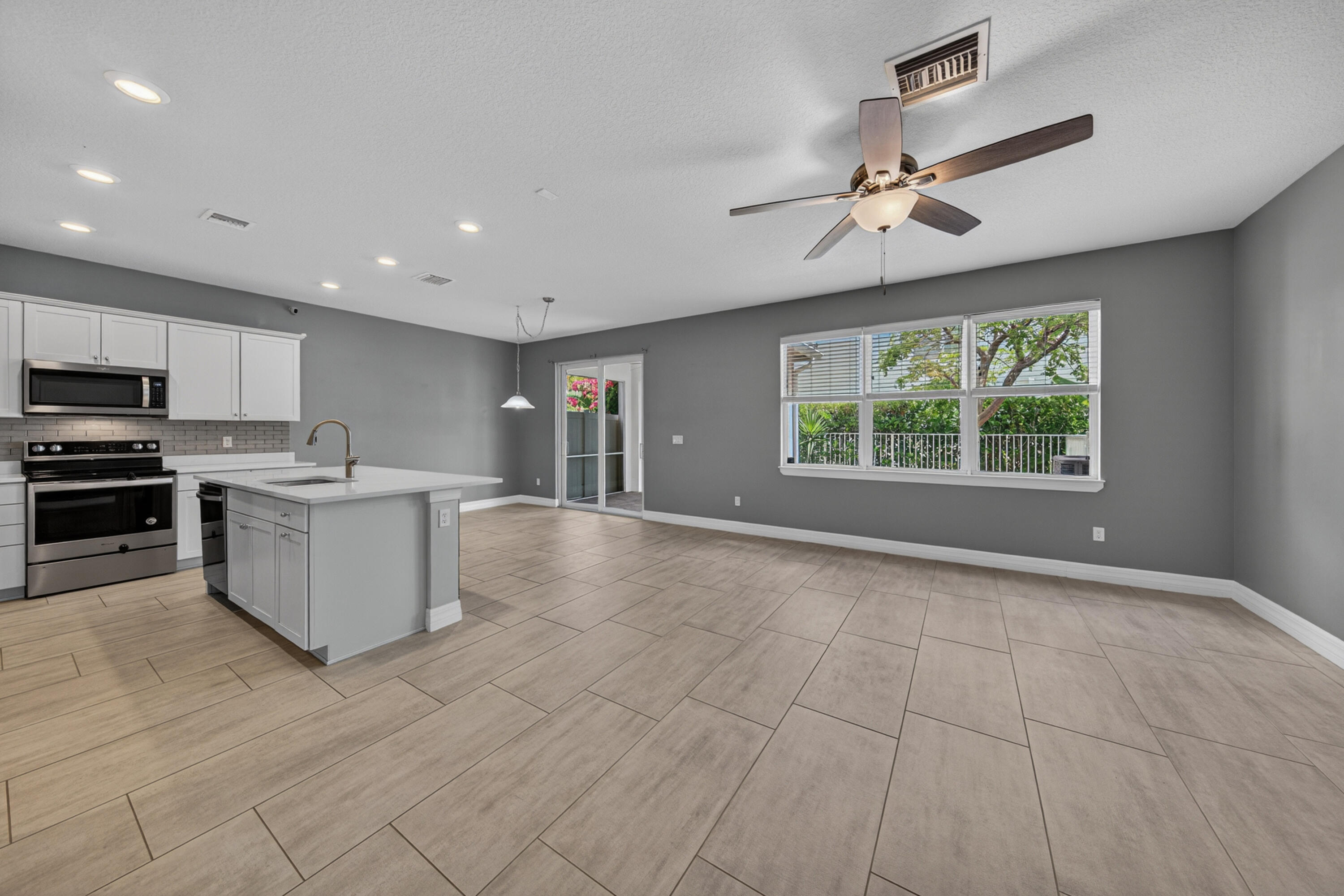 HILLCREST COUNTRY CLUB SOUTH - Residential