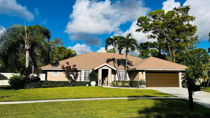 Beautiful 4/2/2 Pool home in the heart of Wellington.Great fenced big yard, inground pool .34 of an acre to entertain,This property is in the heart of Wellington, 5 minutes to polo fields, great Restaurants, Shopping Plazas, Mall, night life, Highways, Hospitals and more!!