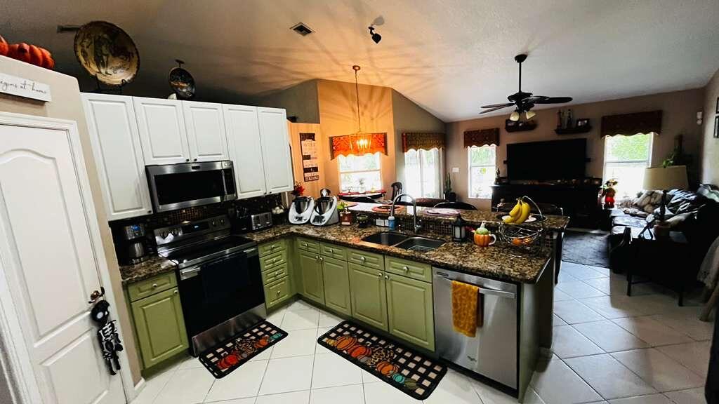 GREENVIEW SHORES 1 OF WEL - Residential Lease