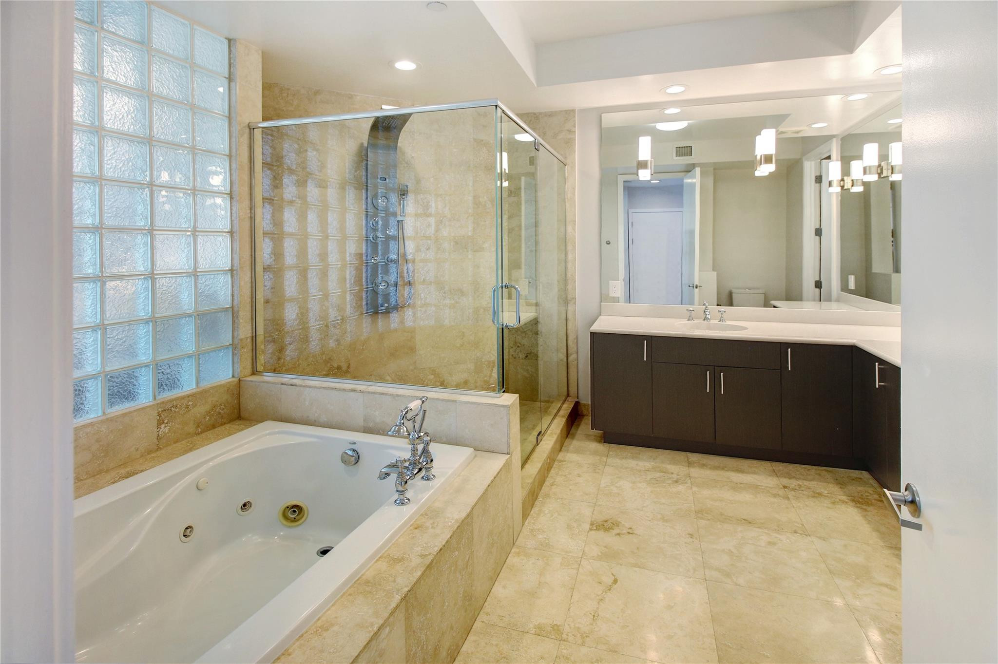 PLACE DES ARTS CONDO - Residential