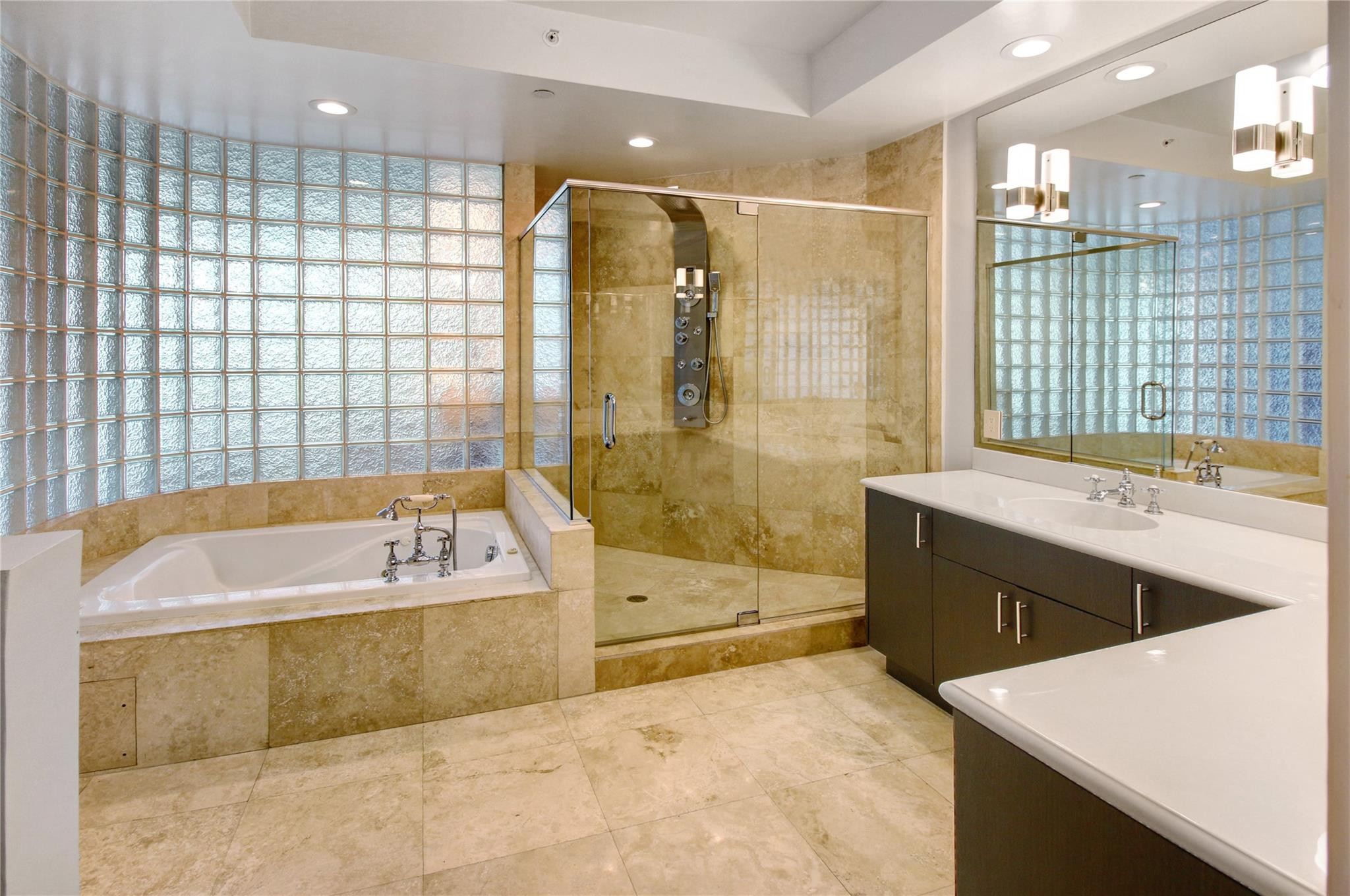PLACE DES ARTS CONDO - Residential