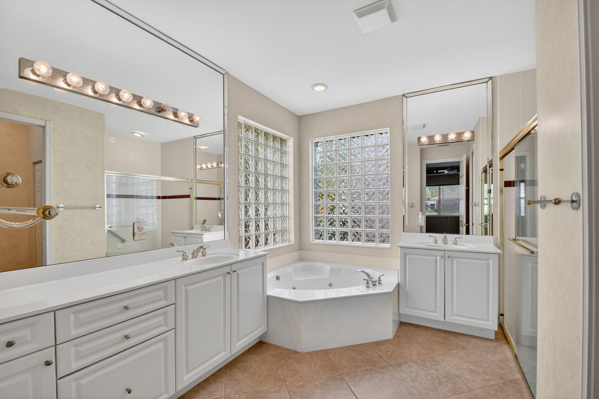 VALENCIA SHORES - Residential
