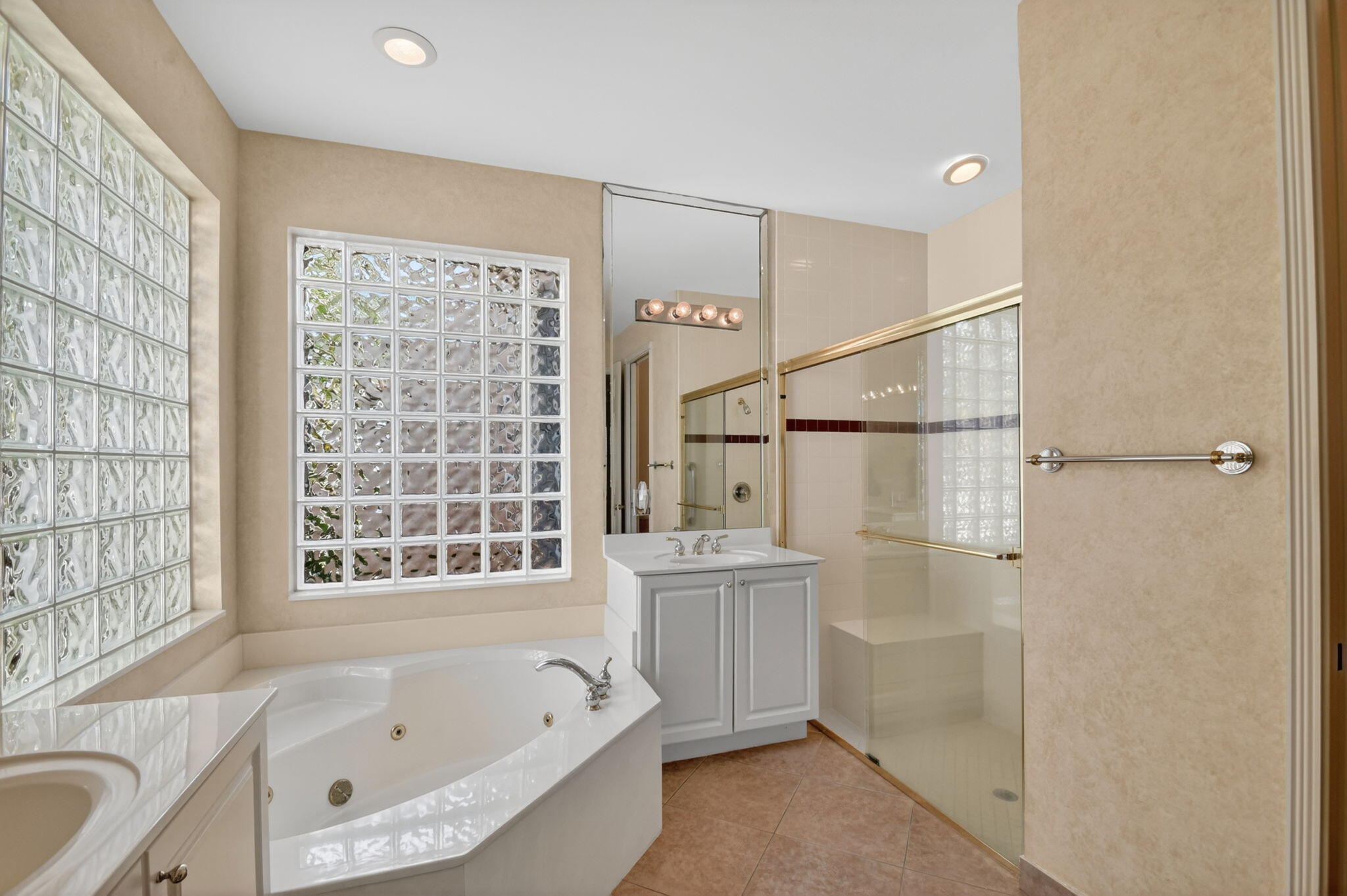 VALENCIA SHORES - Residential