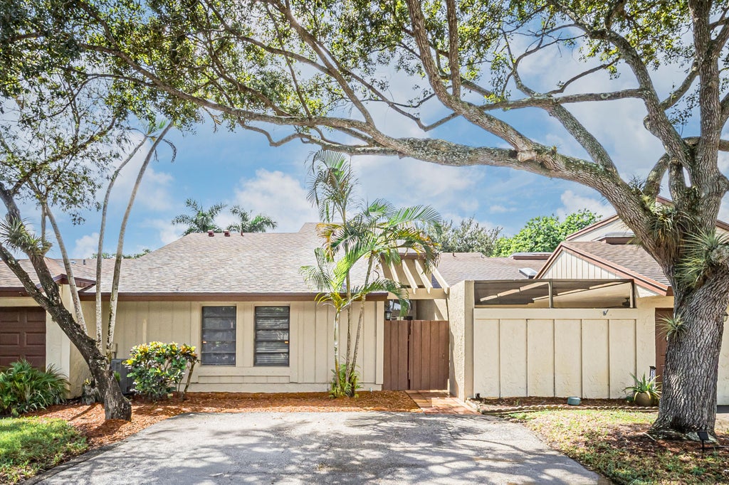 Photo of 22724 VISTAWOOD Way, Boca Raton, FL 33428 (MLS # B26078083)