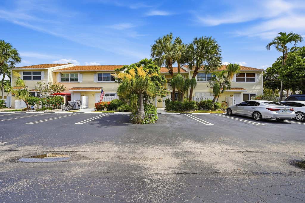 Photo of 2627 NE 15th Street, Pompano Beach, FL 33062 (MLS # B26057514)