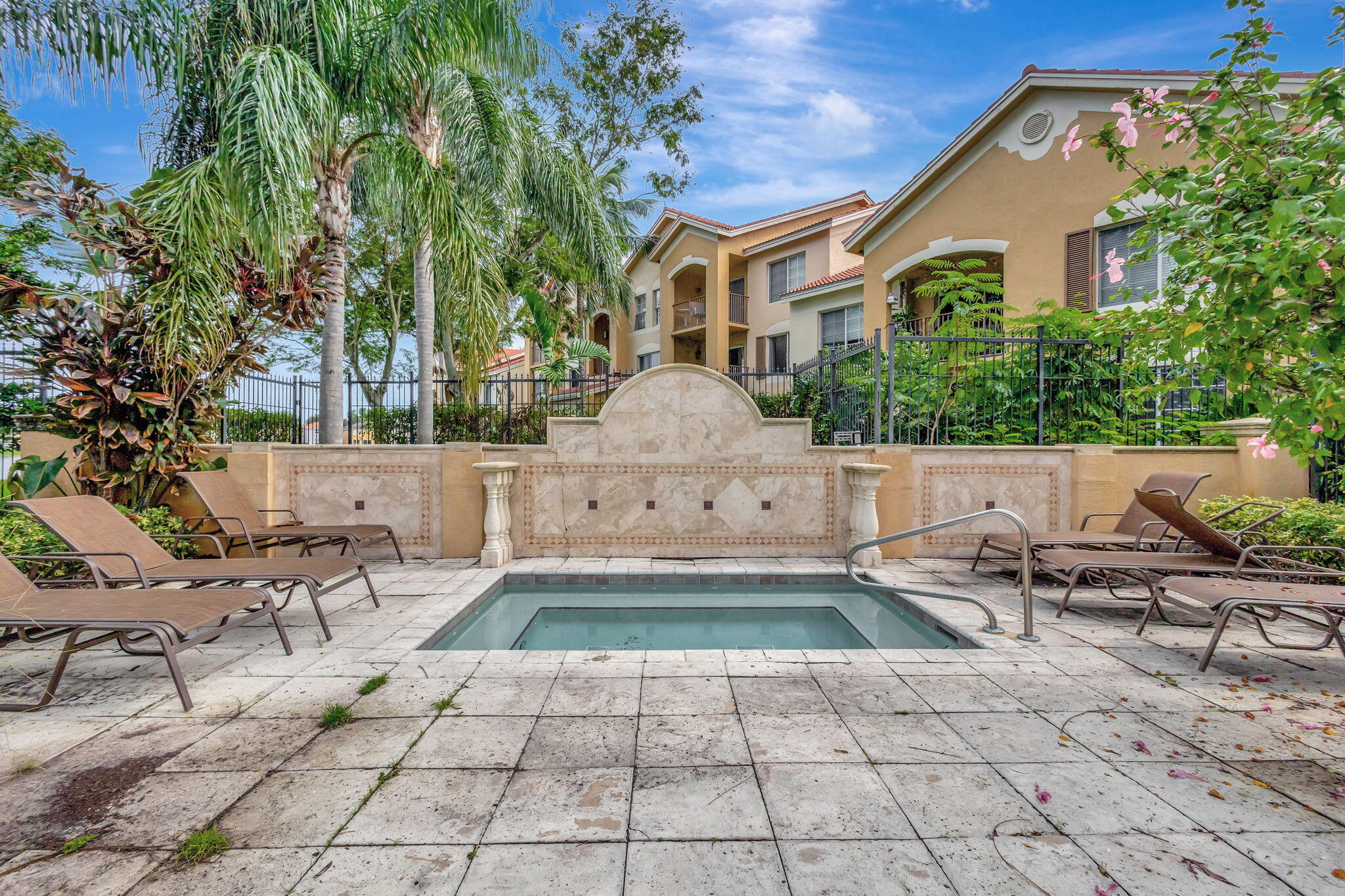 EMERALD ISLE AT LAGUNA LAKES CONDO - Residential