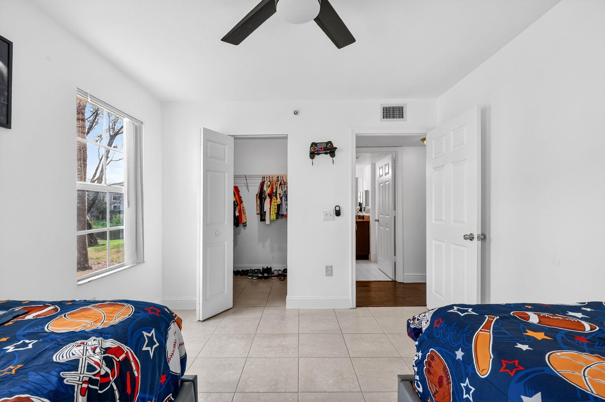 EMERALD ISLE AT LAGUNA LAKES CONDO - Residential