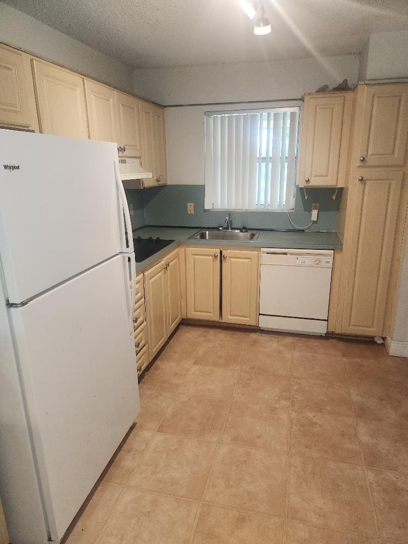 Applegreen Condo Apts 3 - Residential Lease