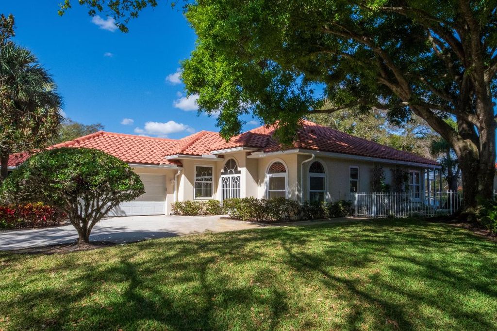 Photo of 142 E Tall Oaks Circle, Palm Beach Gardens, FL 33410 (MLS # R10948587)
