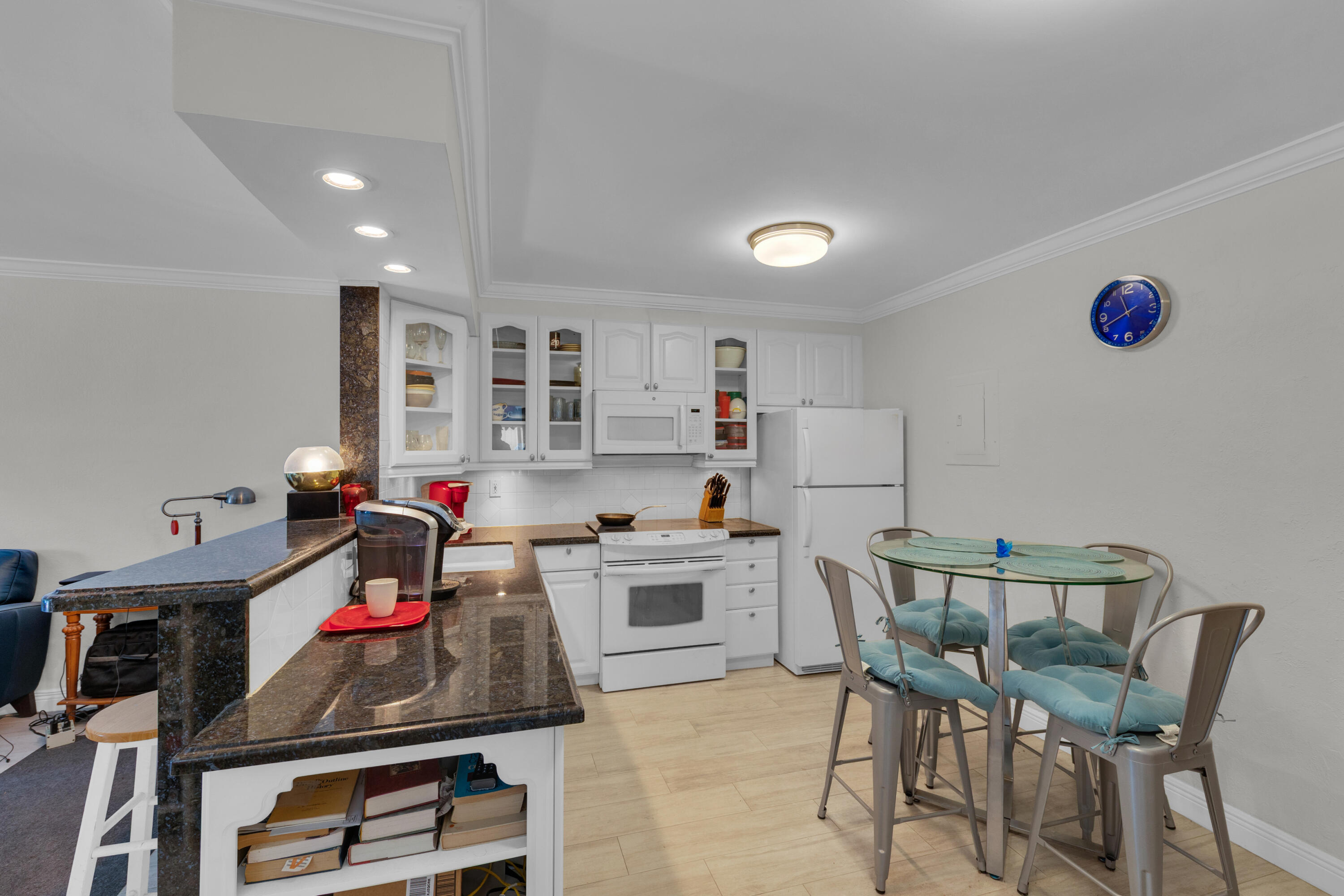 3220 Bayview Drive 115, Fort Lauderdale, FL, 33306/$329,000 4 3220 Bayview Drive 115