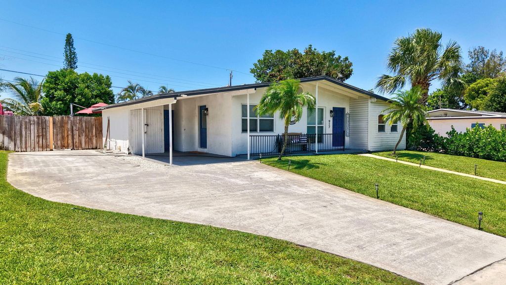 Photo of 917 W Drew Street, Lantana, FL 33462 (MLS # B26044602)
