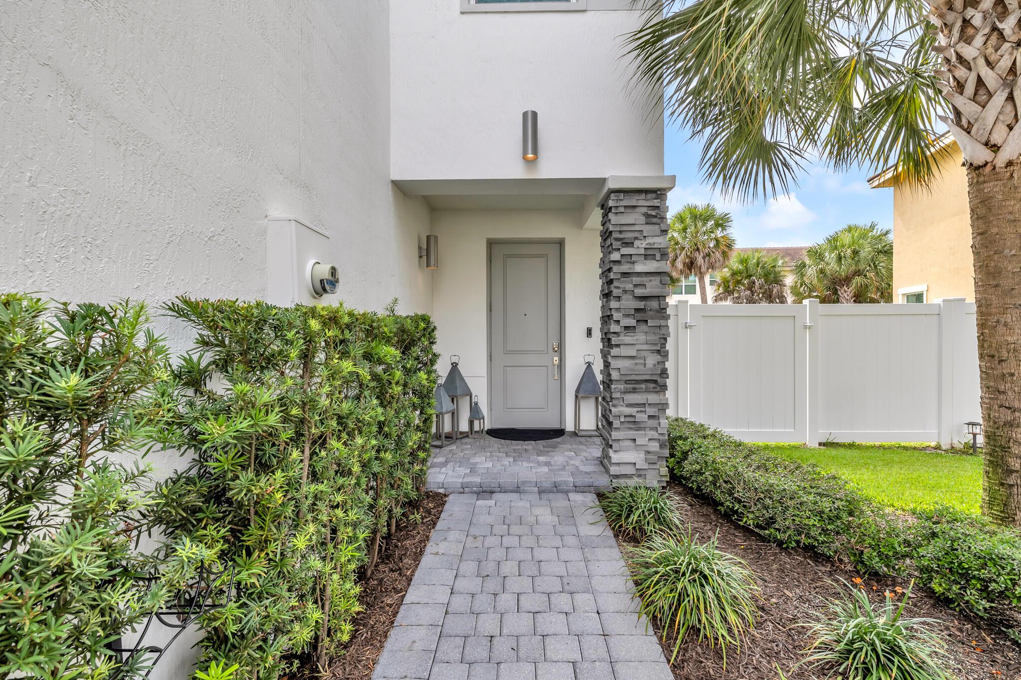 4340 Lago Drive