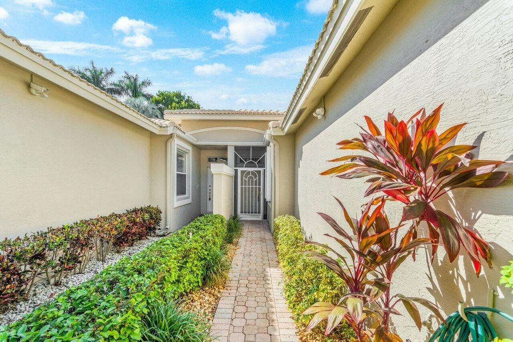 Photo of 10592 Royal Caribbean Circle, Boynton Beach, FL 33437 (MLS # R10932618)