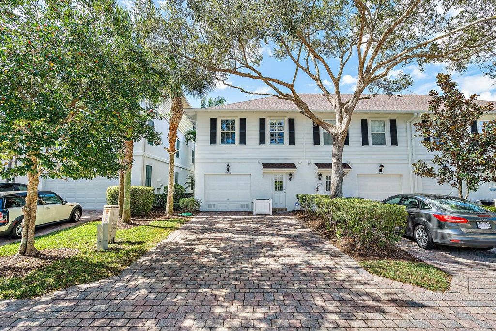 Photo of 3239 E Community Drive, Jupiter, FL 33458 (MLS # R10961869)