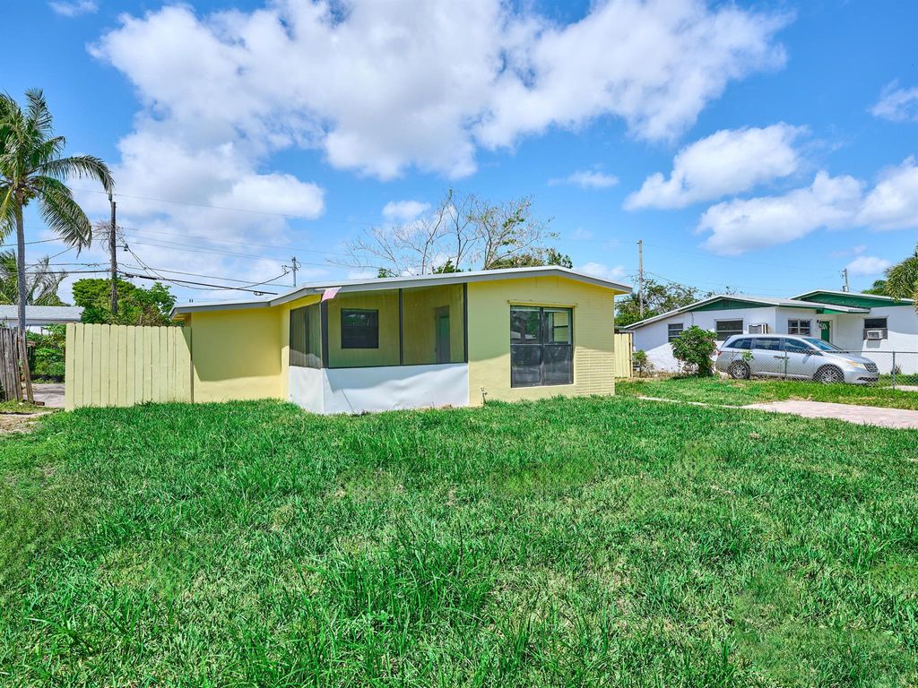 Photo of 201 Ocean Parkway, Boynton Beach, FL 33435 (MLS # R11086732)
