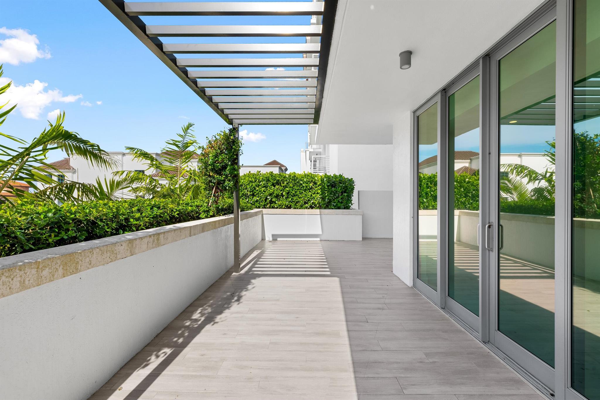 ROYAL PALM RESIDENCES - Residential