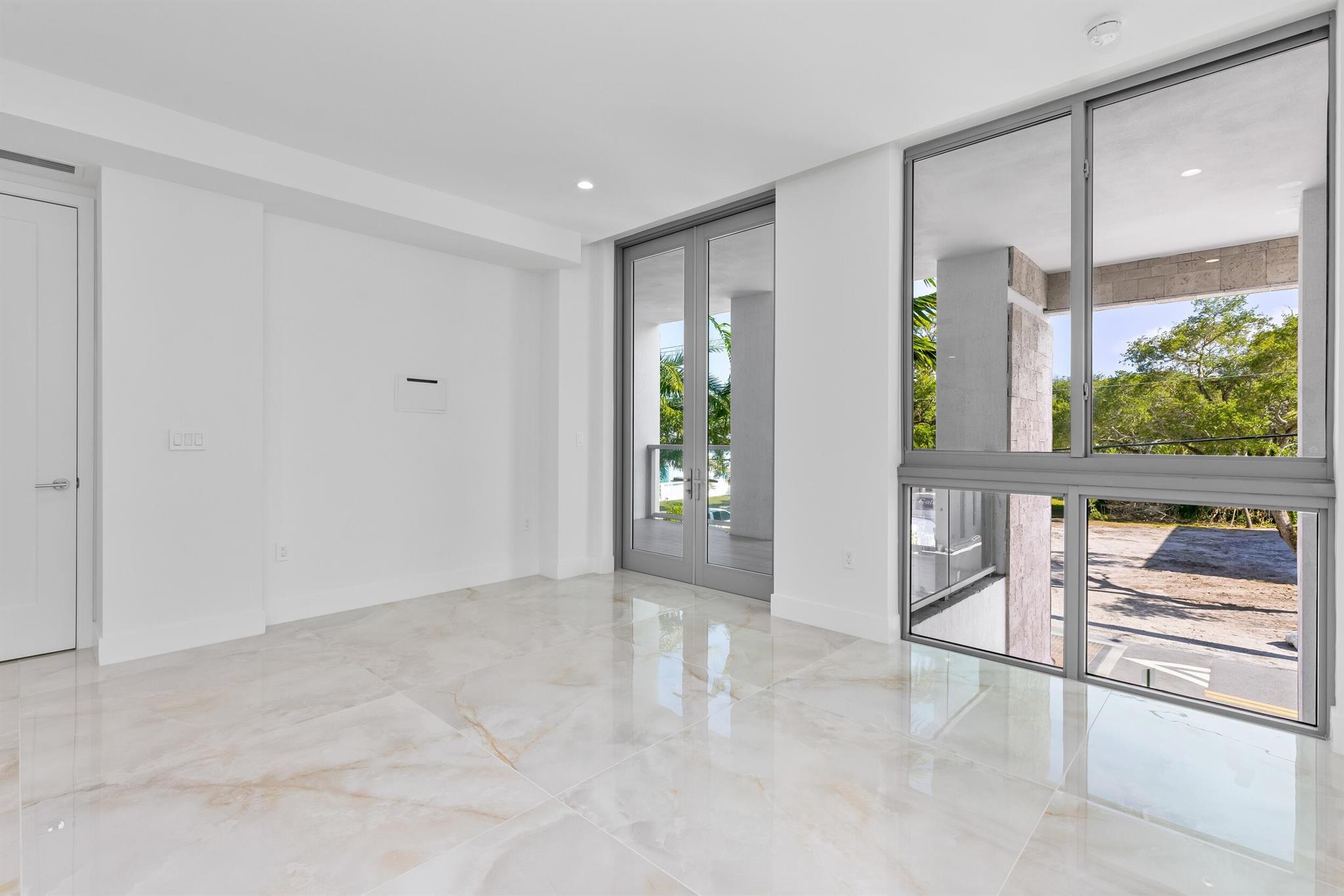 ROYAL PALM RESIDENCES - Residential