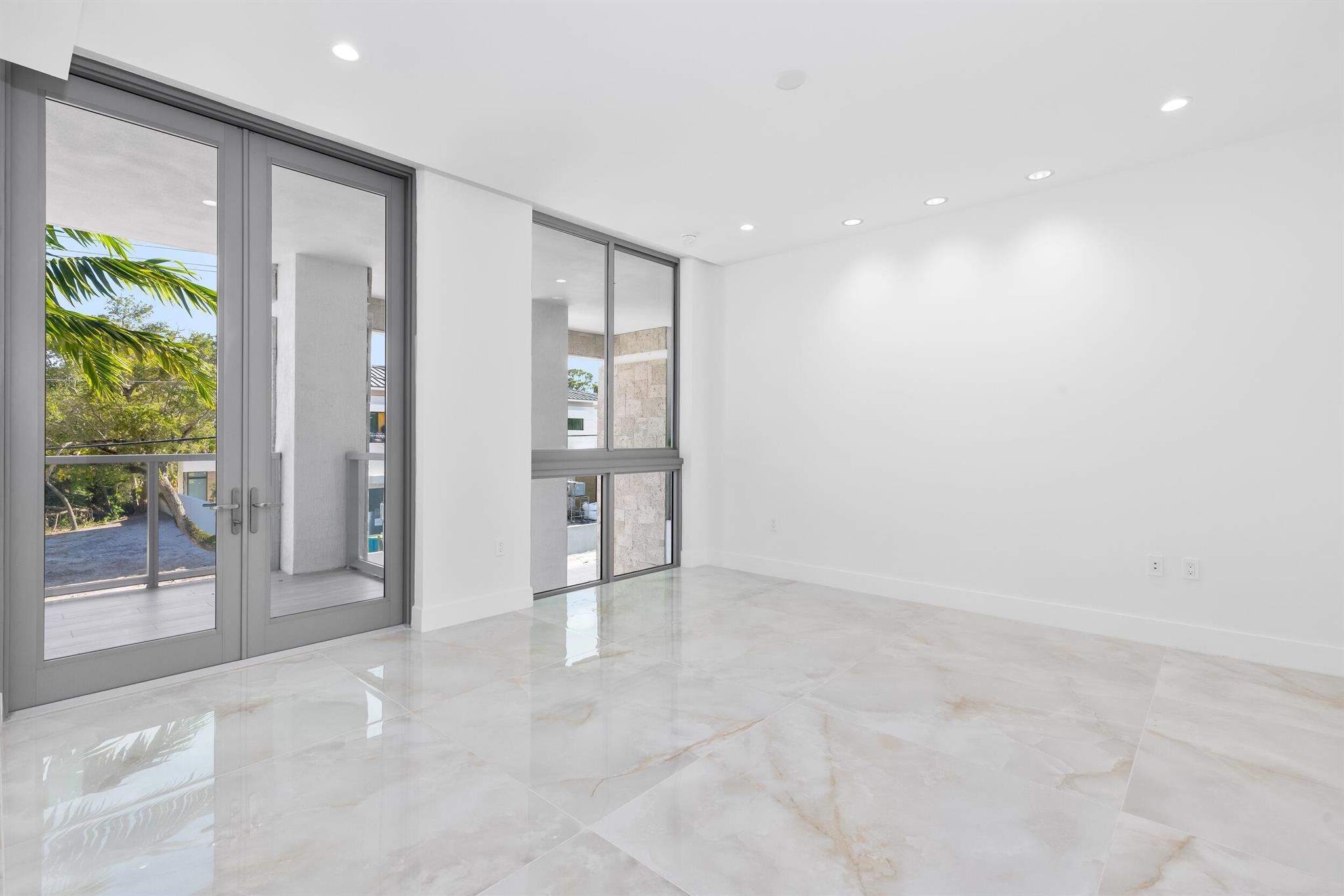 ROYAL PALM RESIDENCES - Residential