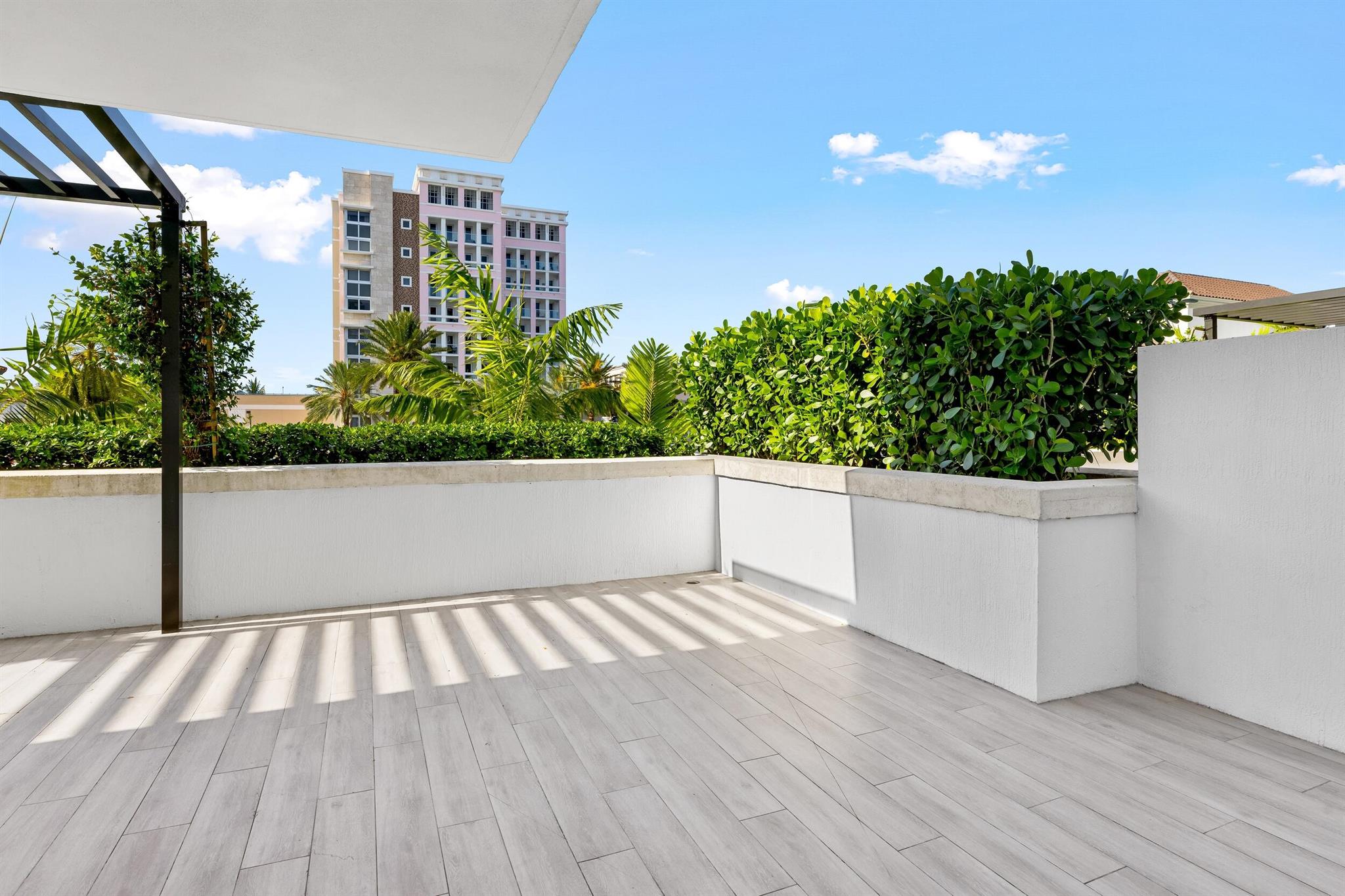 ROYAL PALM RESIDENCES - Residential