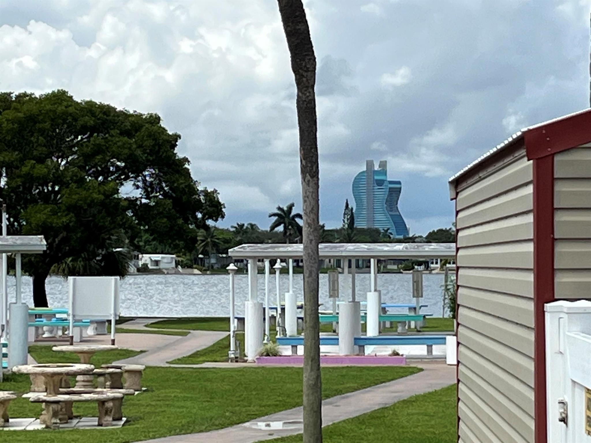 RAVENSWOOD ESTATES & MARI - Residential