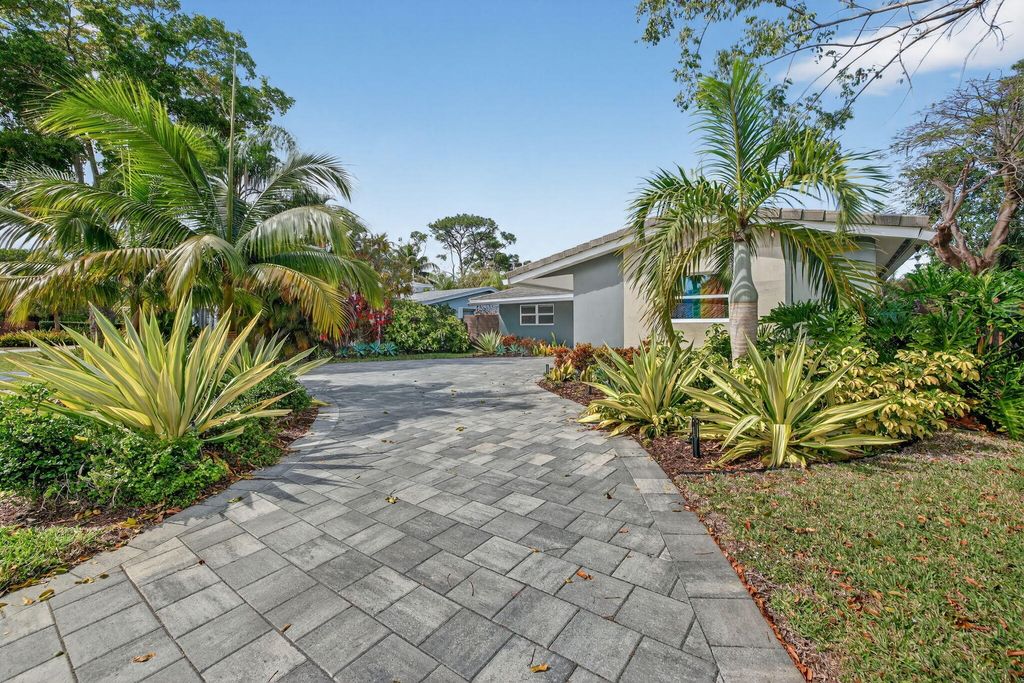 Photo of 1721 NE 37th Street, Oakland Park, FL 33334 (MLS # B26015258)