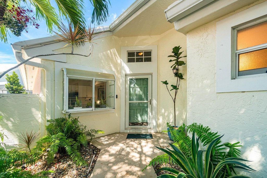 Photo of 16 Blenheim Court, Palm Beach Gardens, FL 33418 (MLS # R11026071)