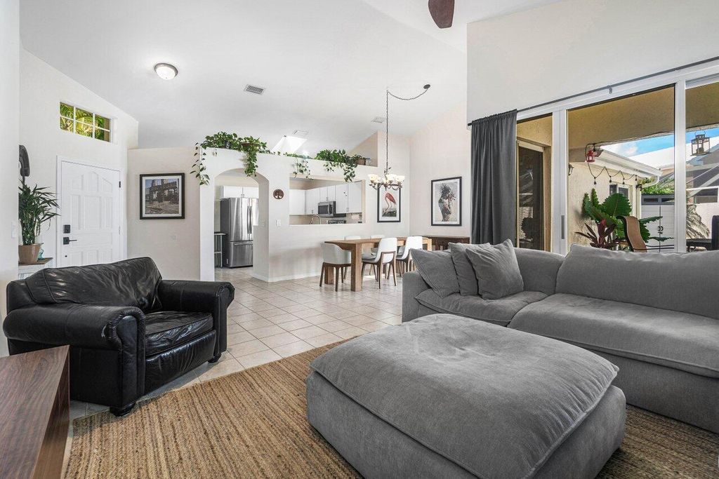 Photo of 16 Blenheim Court, Palm Beach Gardens, FL 33418 (MLS # R11026071)