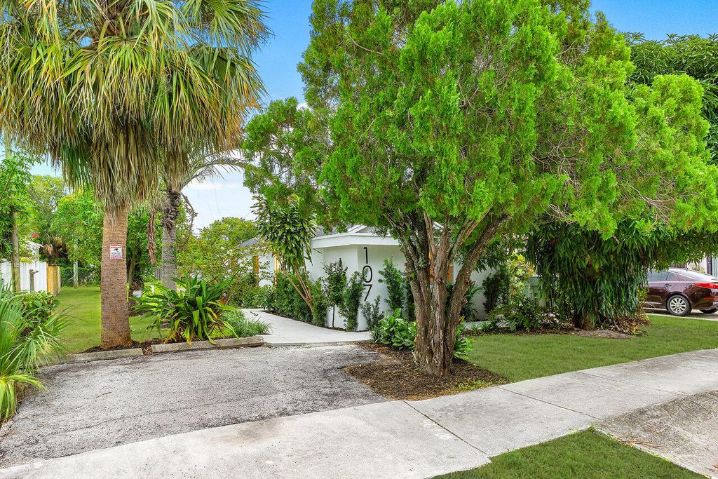 Photo of 107 SW 4th Avenue, Delray Beach, FL 33444 (MLS # R11030456)