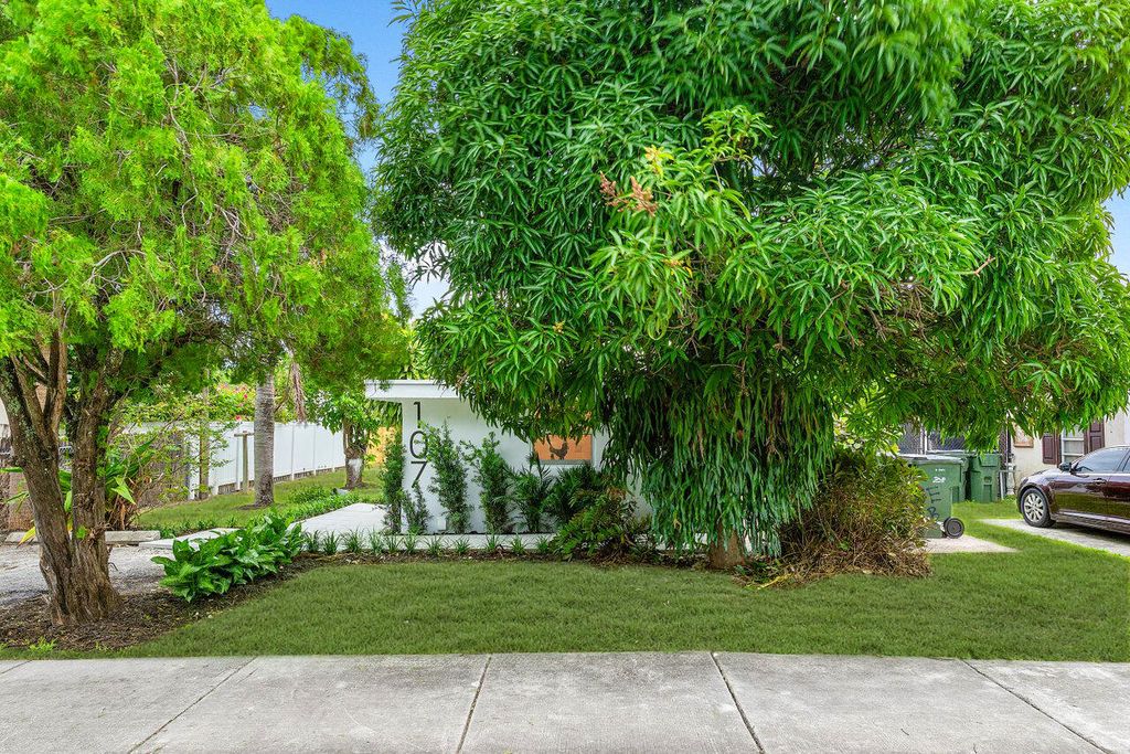 Photo of 107 SW 4th Avenue, Delray Beach, FL 33444 (MLS # R11030456)