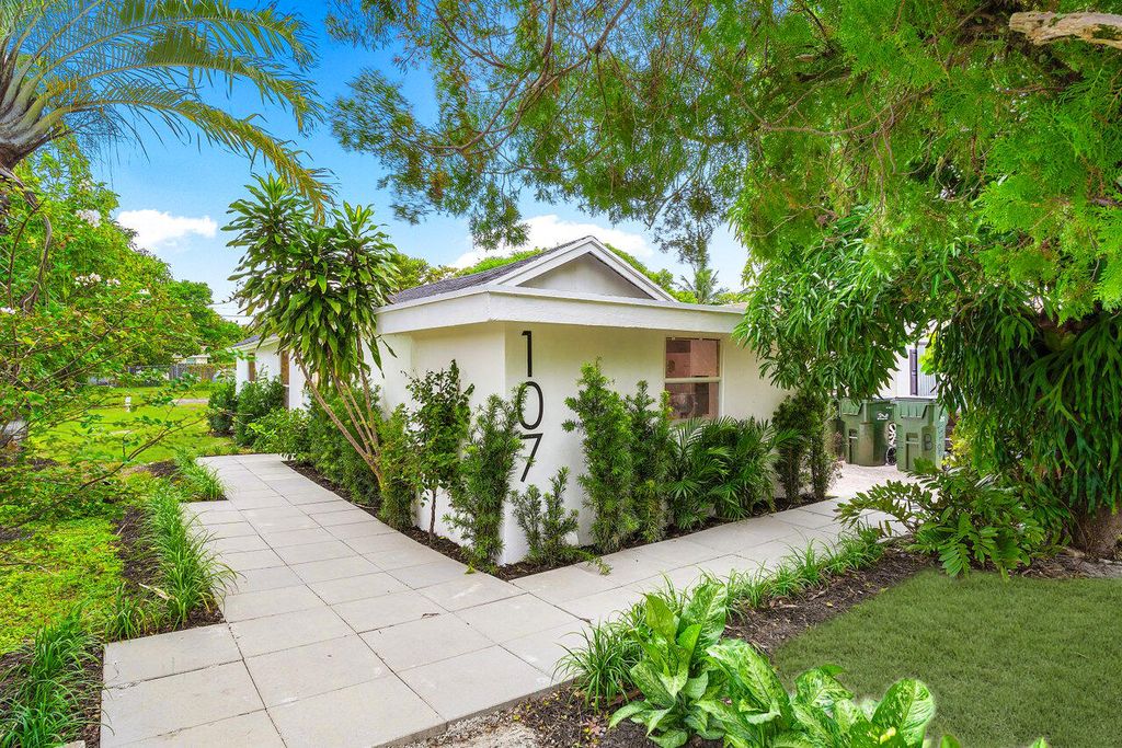 Photo of 107 SW 4th Avenue, Delray Beach, FL 33444 (MLS # R11030456)