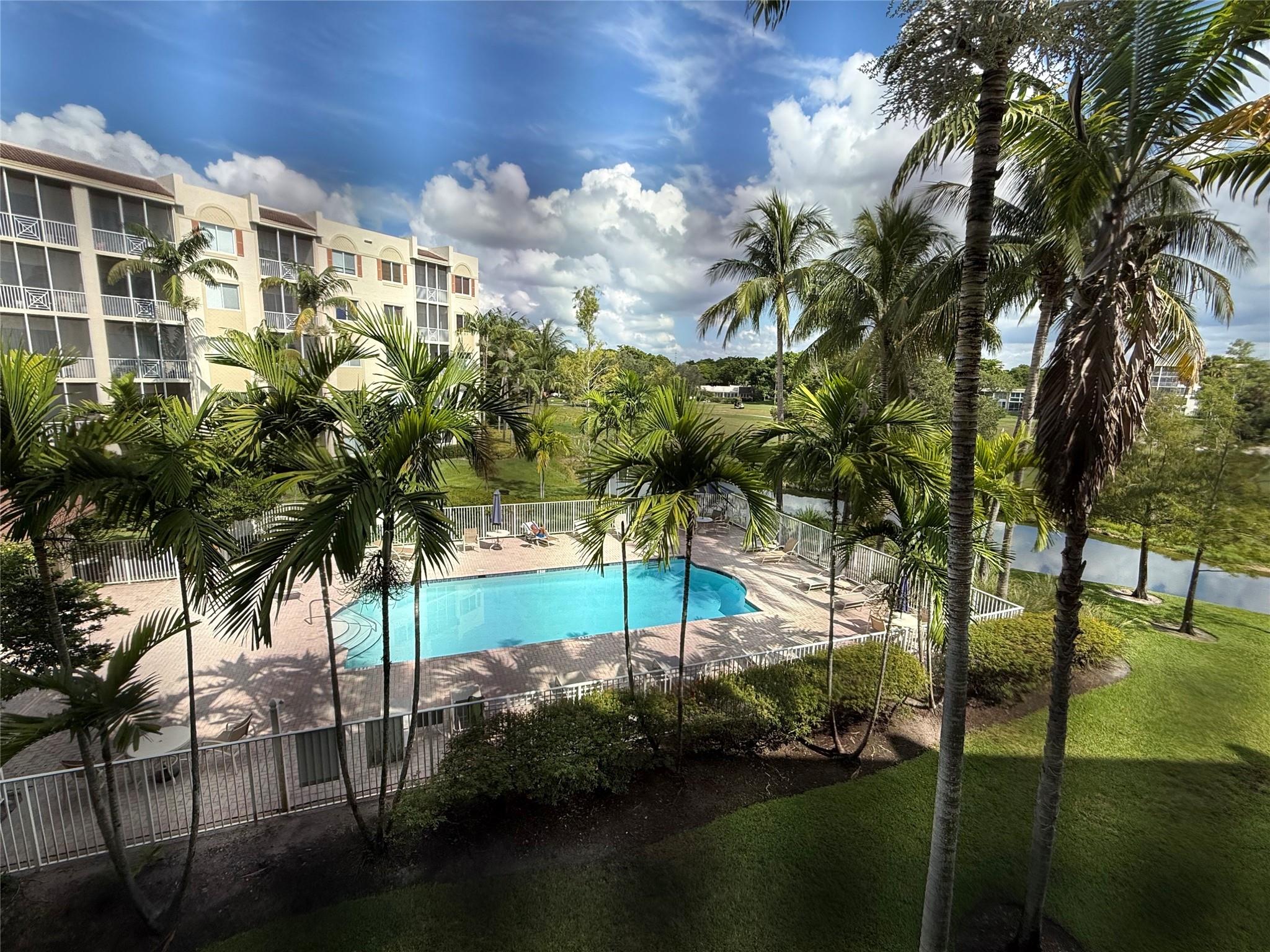 3500 Oaks Clubhouse Dr 303