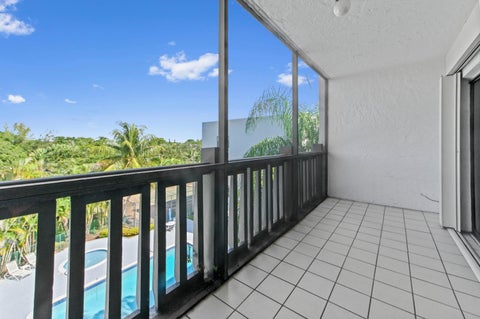 Tiny photo for 1021 Mockingbird Lane #415, Plantation, FL 33324 (MLS # B26085955)