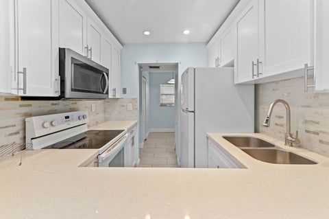 Tiny photo for 1021 Mockingbird Lane #415, Plantation, FL 33324 (MLS # B26085955)