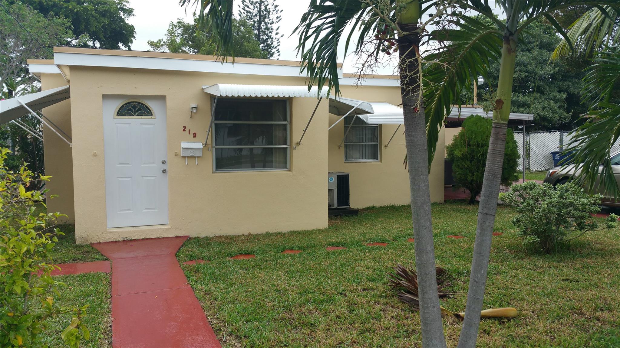 MONEY MAKER IN THE UPCOMING HALLANDALE BEACH FADD DEVELOPMENT AREA ! CLOSE TO ABSOLUTELY EVERYTHING. FULLY RENTED WITH GREAT TENANTS BUT RENTS ARE BELOW AVERAGE FOR THE AREA.
COLLECT THE RENT WHILE YOU PREPARE PLANS FOR BUILDING TOWNHOMES. WON'T LAST !!!