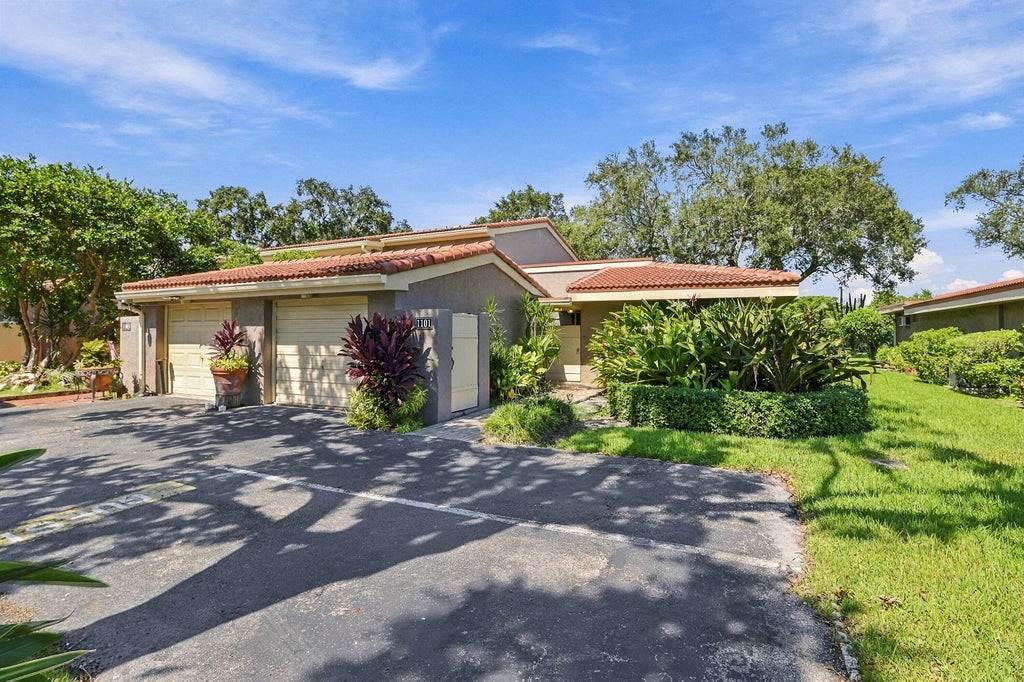 Photo of 1101 SAINT ANDREWS Road #4, Hollywood, FL 33021 (MLS # B26088596)