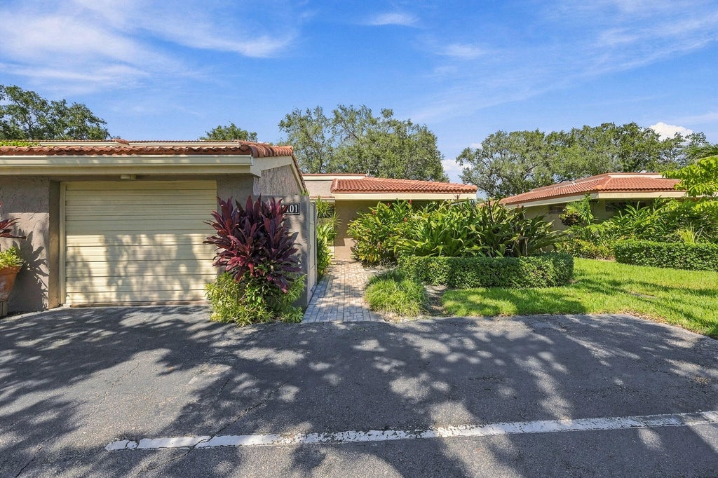 Photo of 1101 SAINT ANDREWS Road #4, Hollywood, FL 33021 (MLS # B26088596)