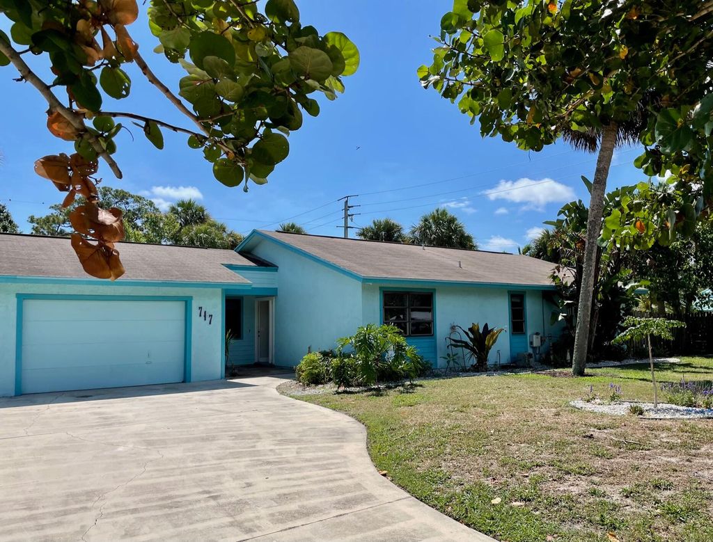 Photo of 717 SE Flamingo Avenue, Stuart, FL 34996 (MLS # R10796963)