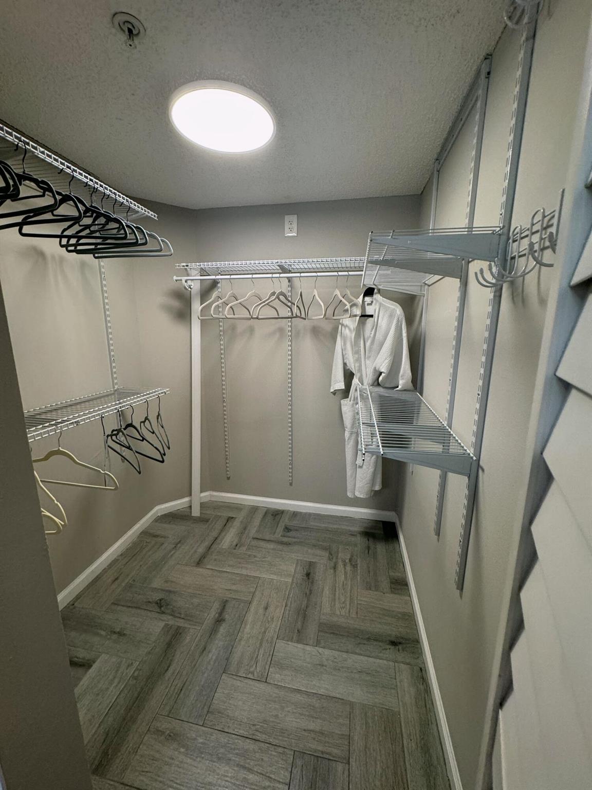 HYPOLUXOS MARINERS CAY CO - Residential Lease