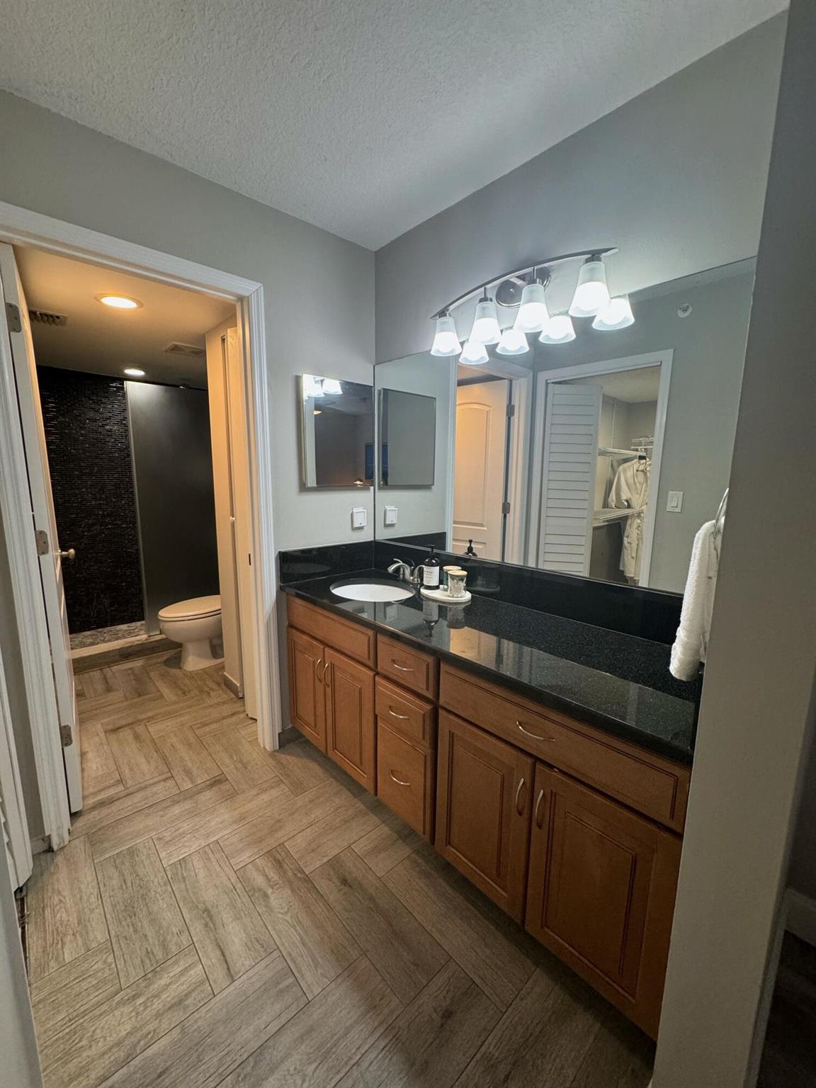 HYPOLUXOS MARINERS CAY CO - Residential Lease