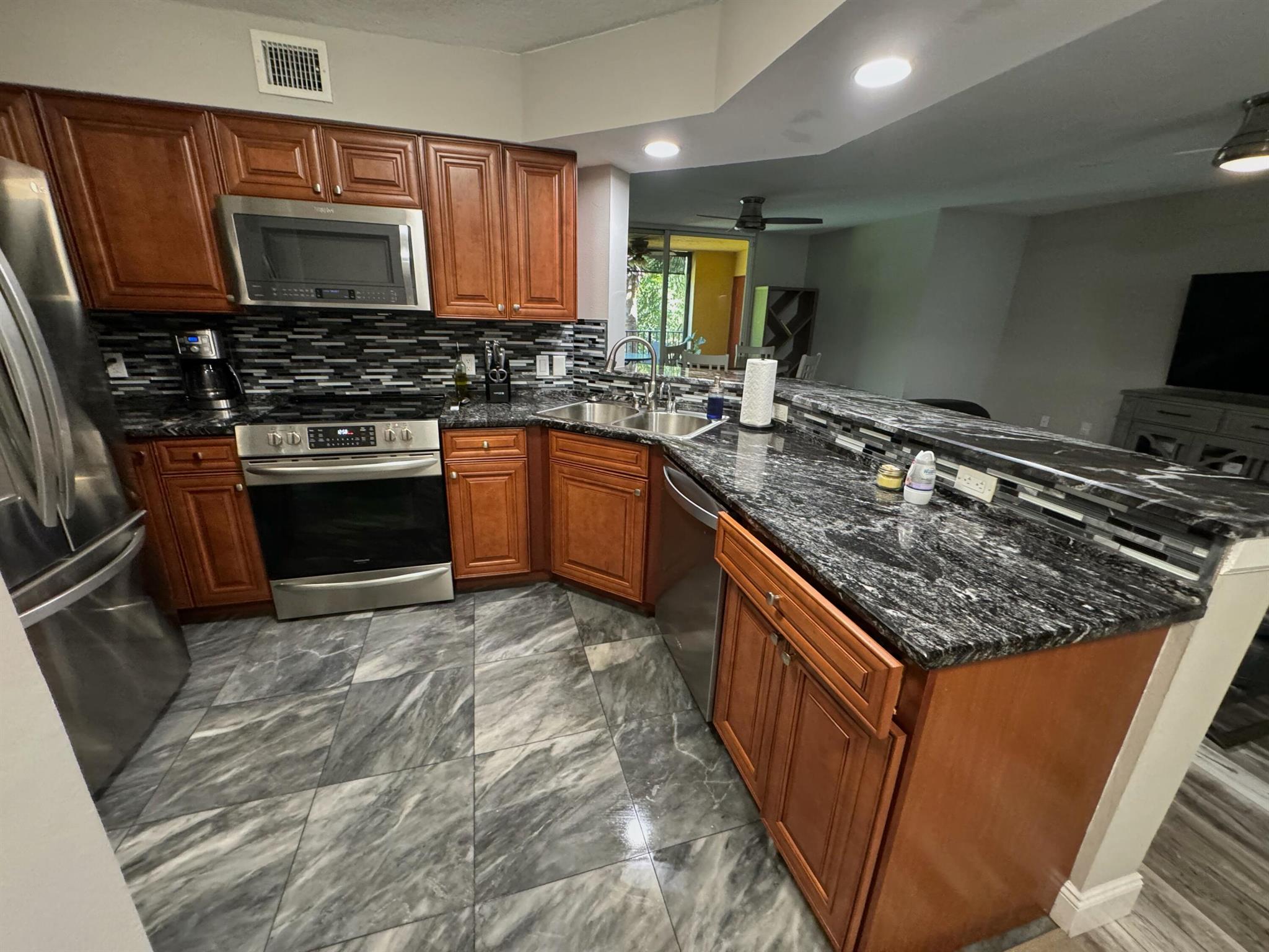 HYPOLUXOS MARINERS CAY CO - Residential Lease