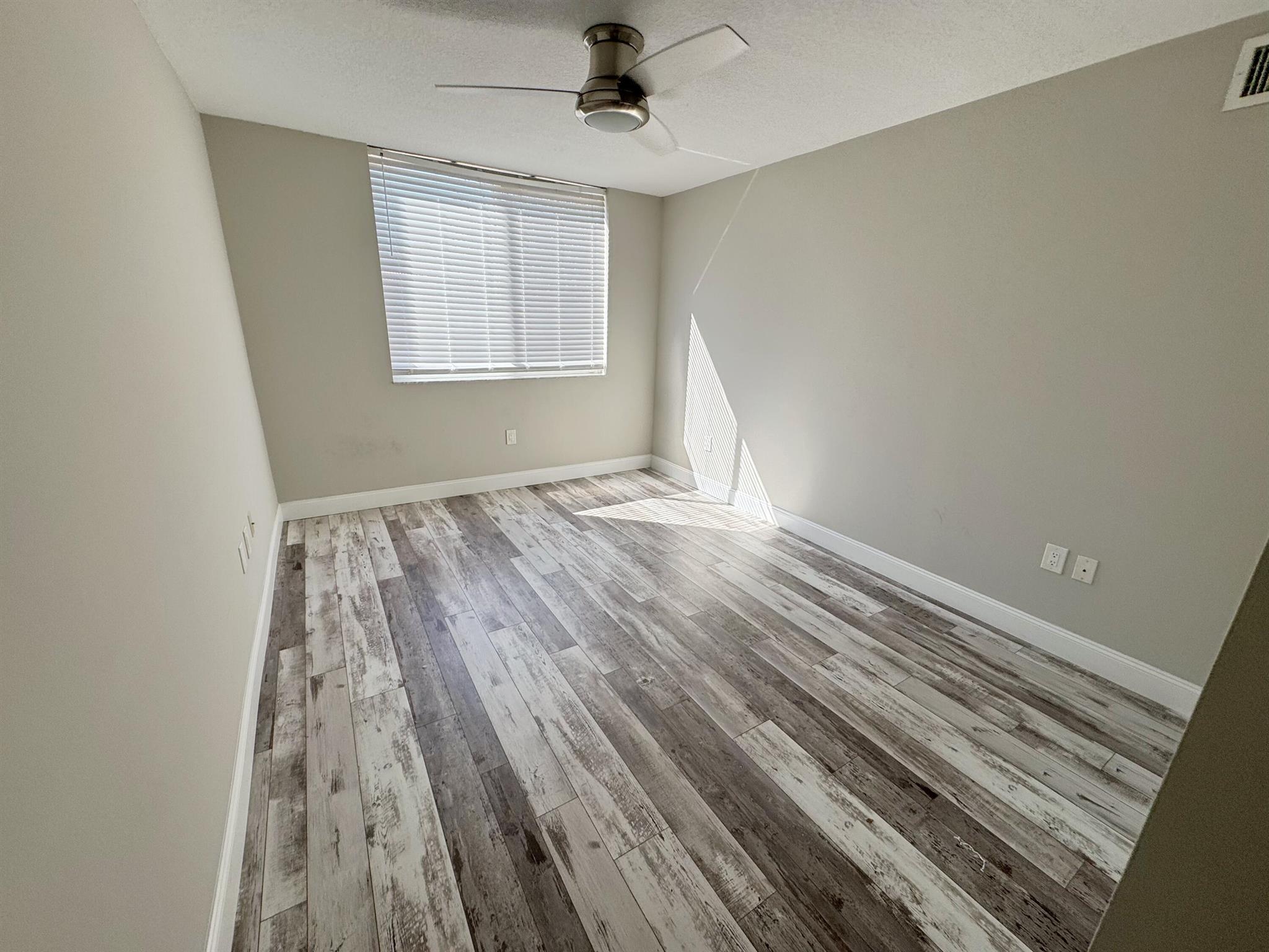 HYPOLUXOS MARINERS CAY CO - Residential Lease