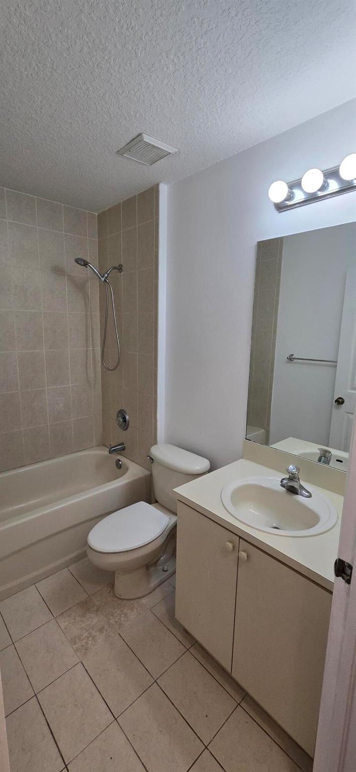 VILLAS AT HARBOR ISLES CO - Residential Lease