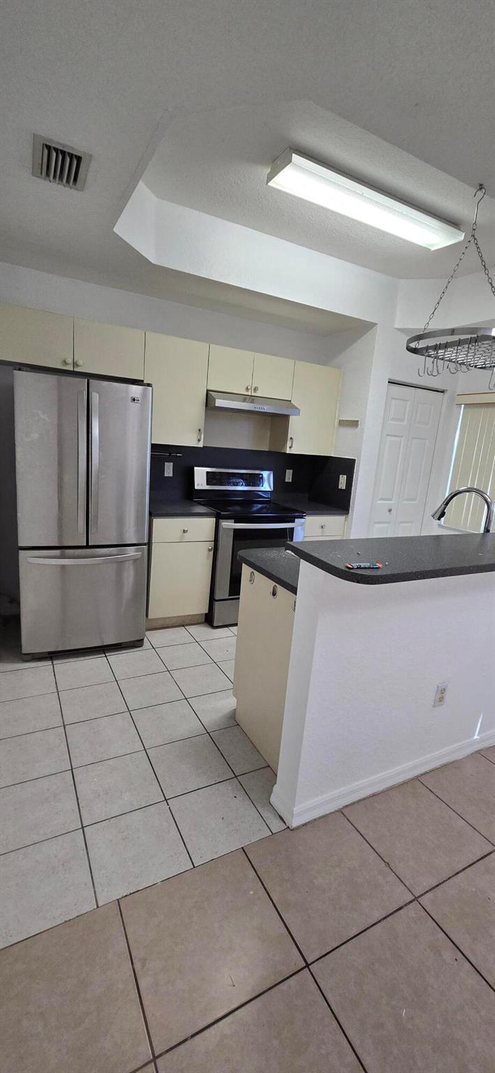 VILLAS AT HARBOR ISLES CO - Residential Lease