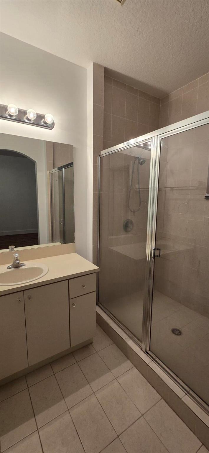 VILLAS AT HARBOR ISLES CO - Residential Lease