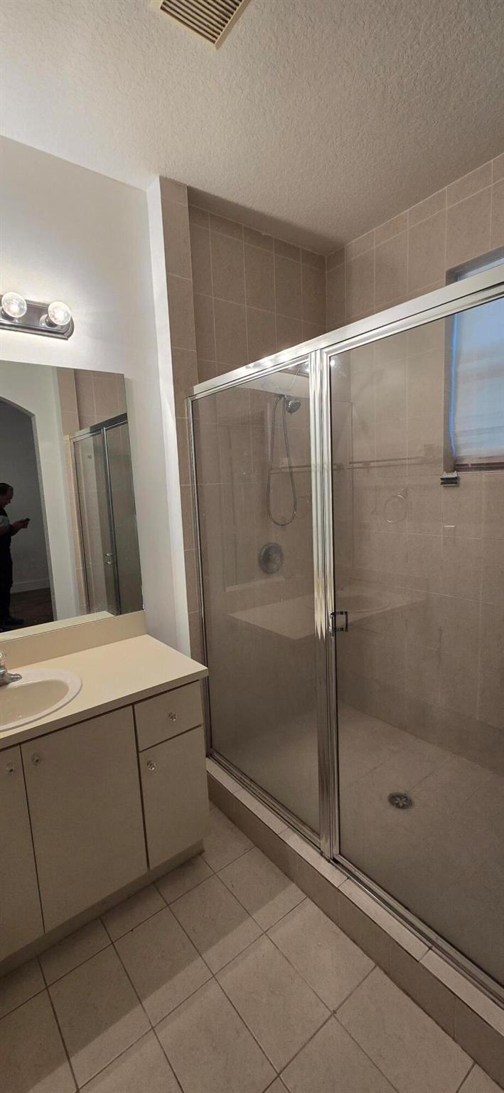 VILLAS AT HARBOR ISLES CO - Residential Lease