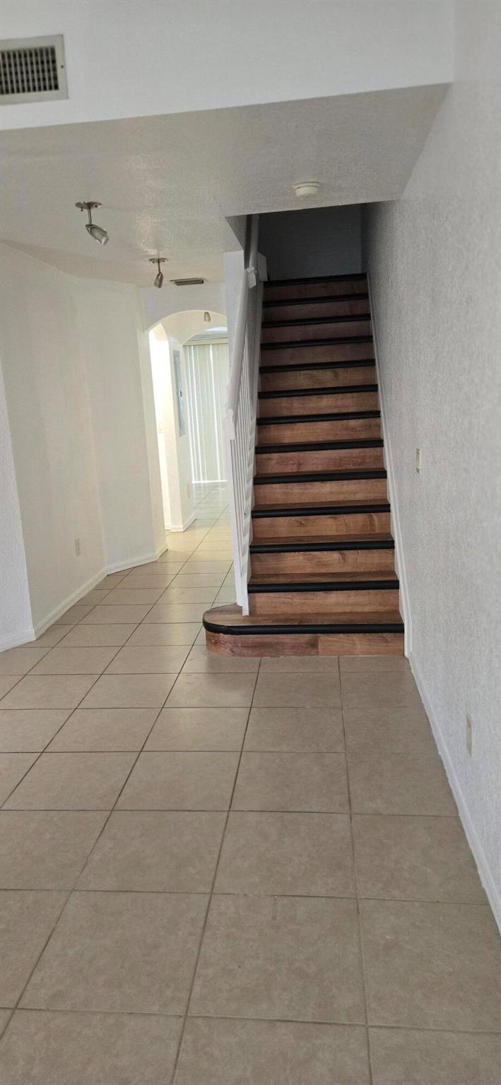 VILLAS AT HARBOR ISLES CO - Residential Lease